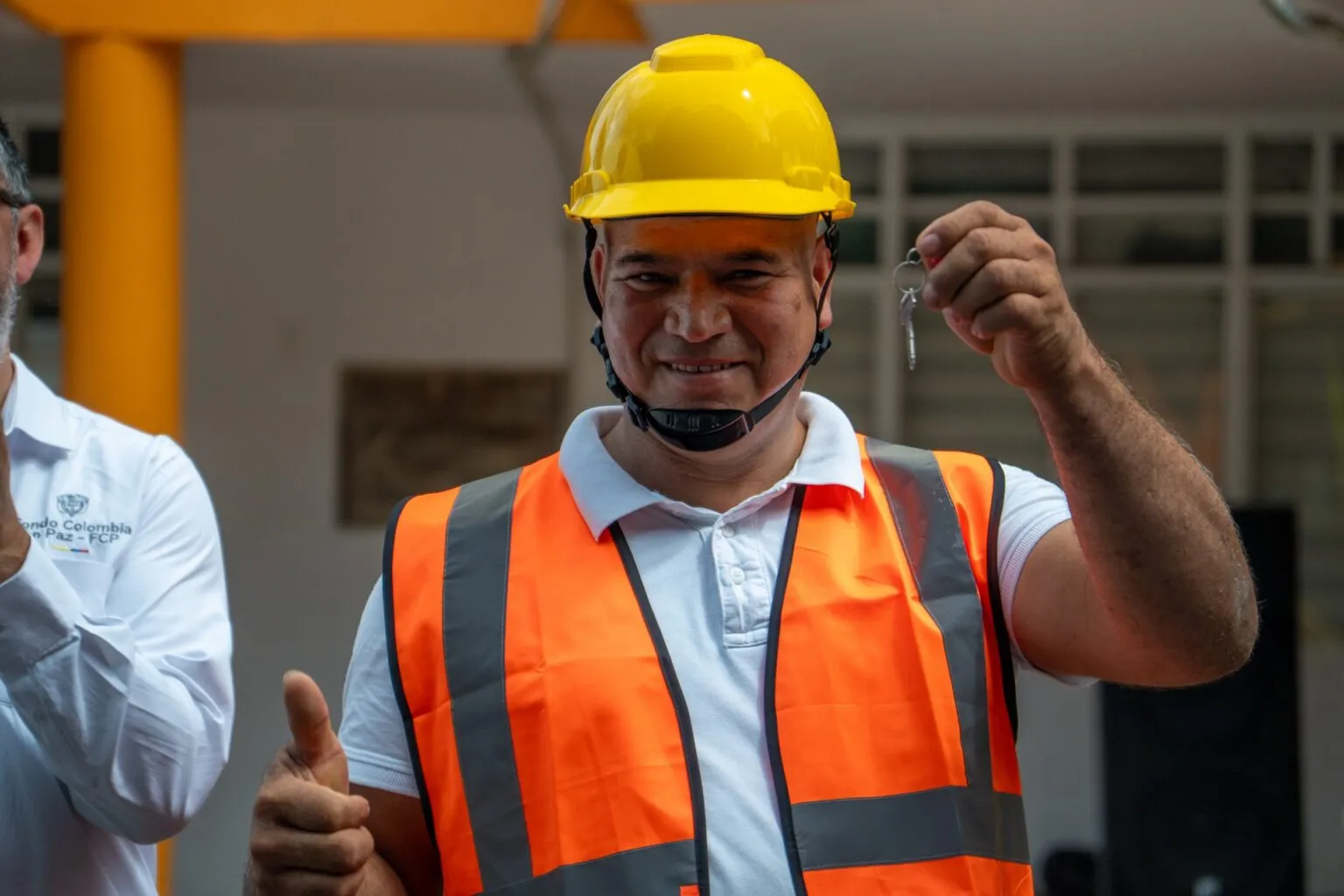 Beneficiario de la entrega de maquinaria amarilla.